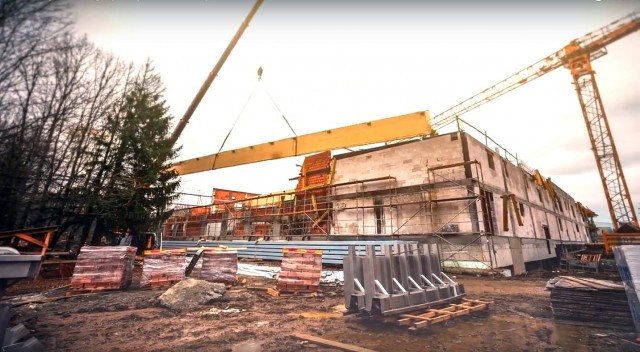 Wielkie dźwigary budują sanocki basen [WIDEO]