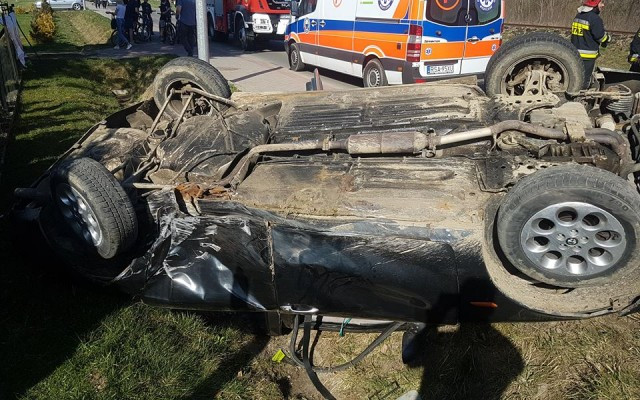 Osobówka dachowała w rowie [ZDJĘCIA]