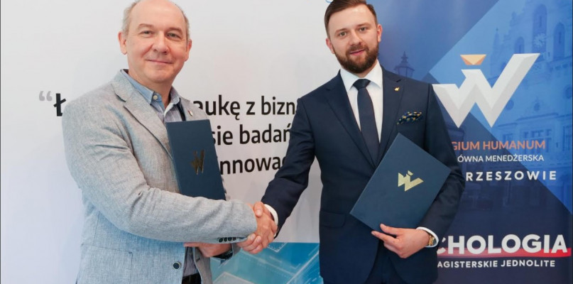 Na zdjęciu Jacek Kubrak Prezes Zarządu w Podkarpackim Centrum Innowacji oraz mgr inż. Michał Jurczyk, MBA, DBA Prorektor ds. Studenckich i Rozwoju z Collegium Humanum Szkoły Głównej Menedżerskiej z siedzibą w Warszawie oraz Prorektor ds. Filii w Rzeszowie.