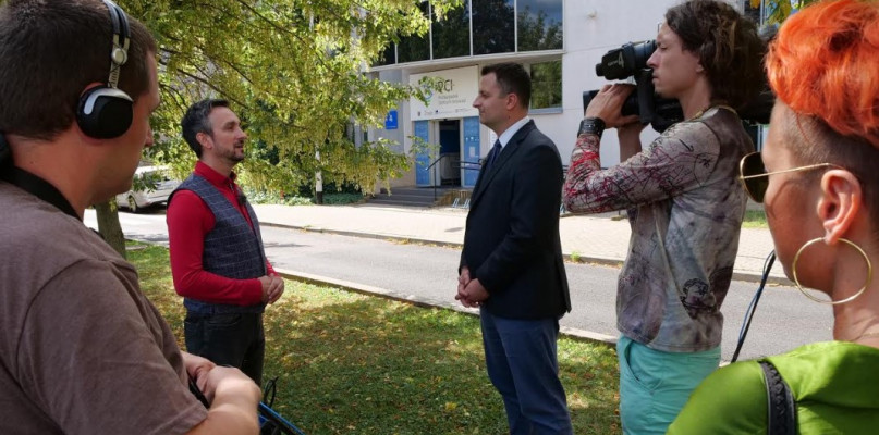 Nagranie programu Stacja Innowacja przed siedzibą PCI. Widoczny Radek Brzózka i Konrad Frontczak