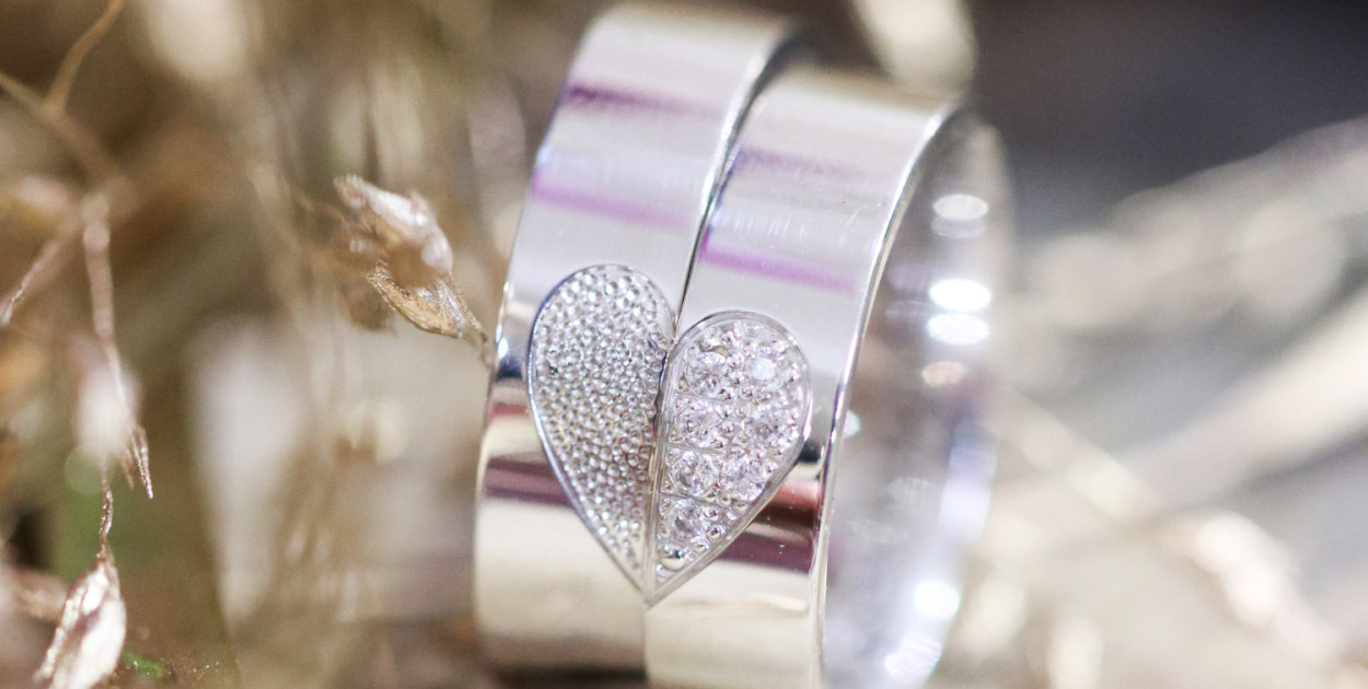 Białe złoto a platyna: porównanie dwóch popularnych białych metali używanych w biż