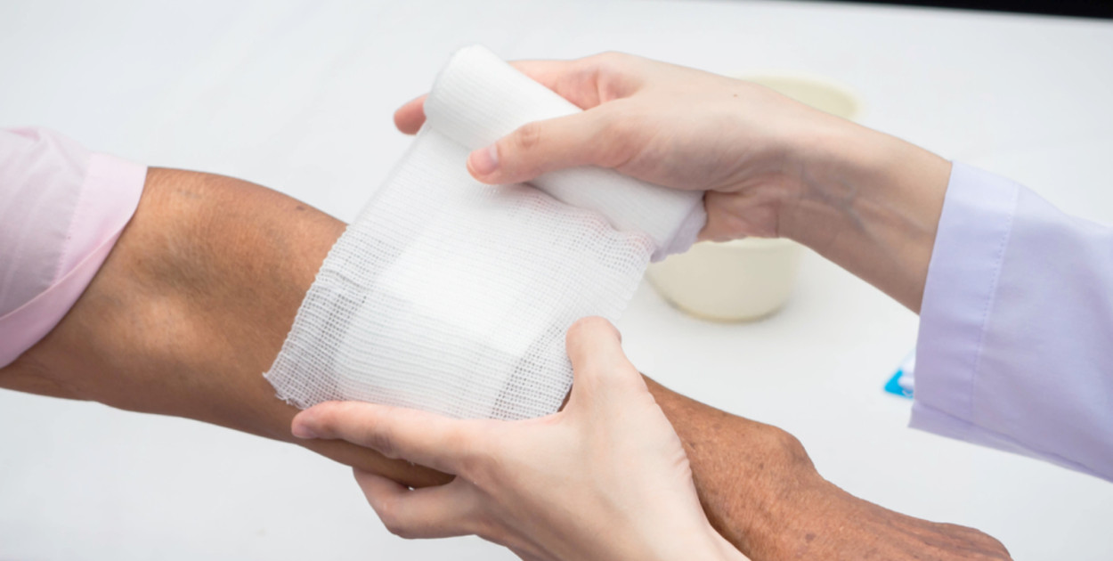 Jak prawidłowo stosować bandaż elastyczny – przewodnik krok po kroku