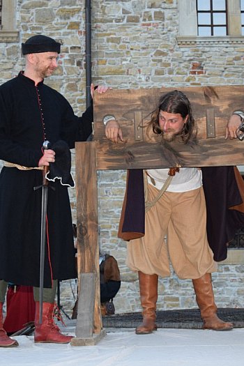 Inscenizacja historyczna na dziedzińcu sanockiego zamku-22027