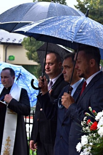 Sanockie szkoły rozpoczęły nowy rok szkolny w trybie stacjonarnym-22029