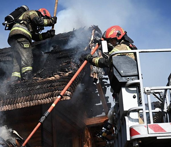BIESZCZADY: Strażacy ugasili pożar restauracji. Straty są ogromne.-37090