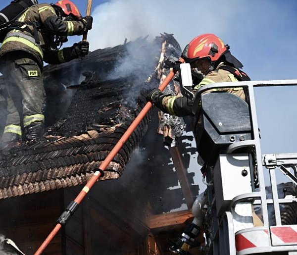 BIESZCZADY: Strażacy ugasili pożar restauracji. Straty są ogromne.-37090
