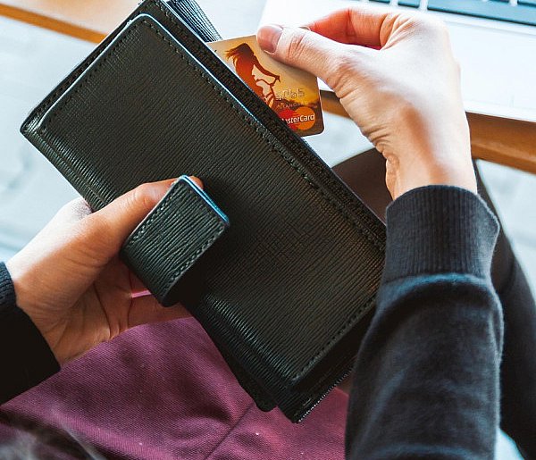 Emeryci coraz częściej rezygnują z gotówki. Wiemy, dlaczego-37507
