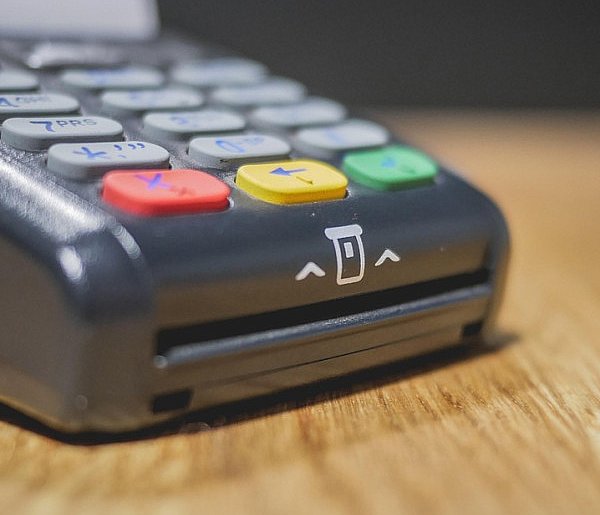Zakaz sprzedaży i większy nadzór. Tych produktów nie kupią już nieletni-37930