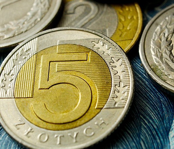 Setki tysięcy Polaków otrzymały nowe świadczenie. Co z resztą?-37958