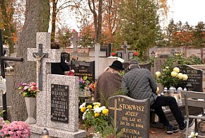 Savoir-vivre na 1 listopada. Jak się zachować podczas wizyty na cmentarzu?-38689