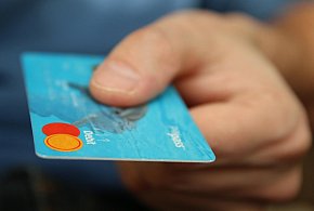 Fiskus skontroluje płatności kartą Polaków? Resort zabiera głos-38816