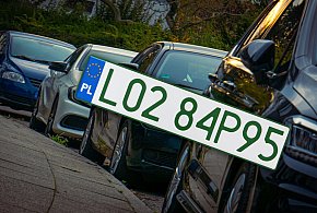 Tablice z zielonymi napisami na kolejnych autach. Nie chodzi o "elektryki"-39035