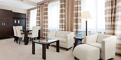 Karnisze hotelowe i zasłony do wnętrz o złożonym układzie