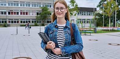 Dlaczego warto kontynuować edukację na uczelni i jakie korzyści przynosi status st