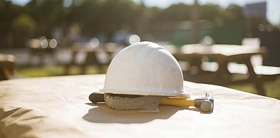 Co oznaczają kolory kasków na placu budowy?