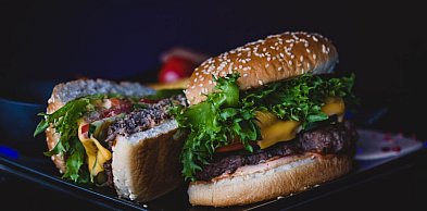 Patelnia czy grill – jak lepiej wysmażyć burger?