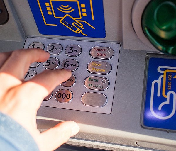 Z kont znikały pieniądze. Policja i bank badają ogólnopolski incydent-38648