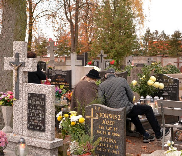 Savoir-vivre na 1 listopada. Jak się zachować podczas wizyty na cmentarzu?-38689