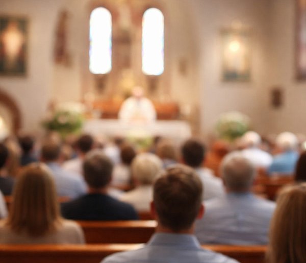 Ilu Polaków naprawdę chodzi do kościoła? Jedna statystyka szokuje-39006