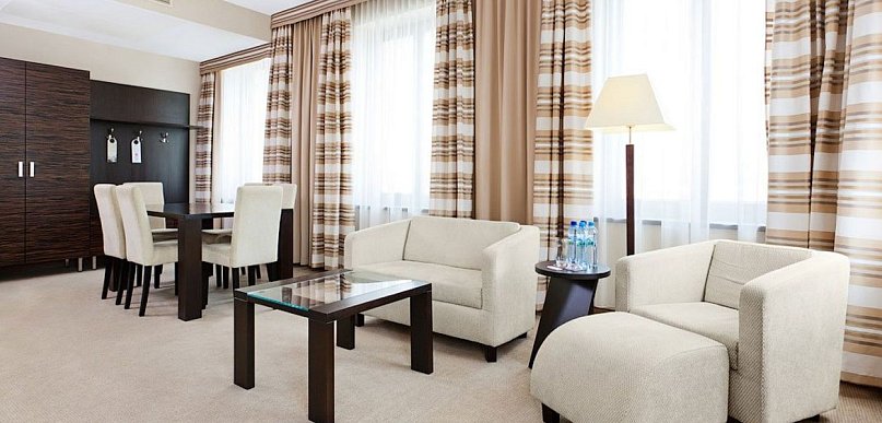 Karnisze hotelowe i zasłony do wnętrz o złożonym układzie