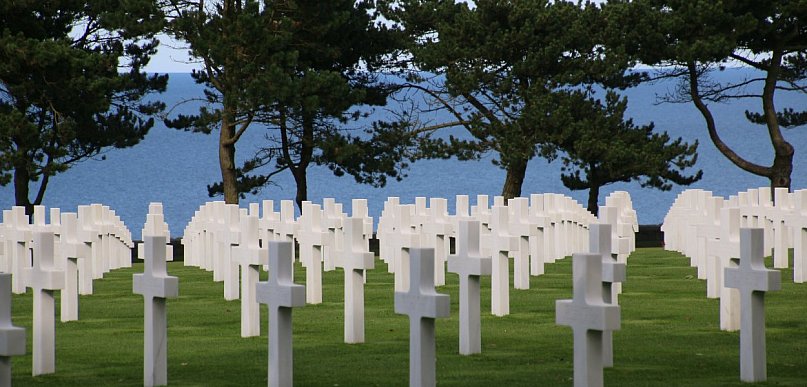 Nowoczesna aranżacja miejsca pamięci z trwałymi dodatkami nagrobnymi