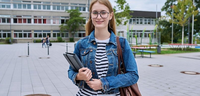 Dlaczego warto kontynuować edukację na uczelni i jakie korzyści przynosi status st