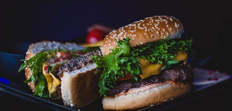 Patelnia czy grill – jak lepiej wysmażyć burger?