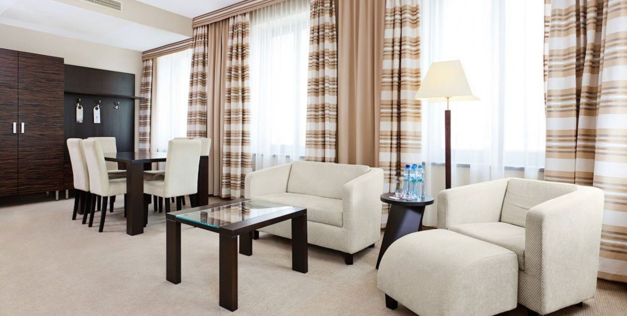 Karnisze hotelowe i zasłony do wnętrz o złożonym układzie